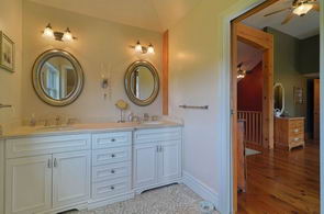 Master En-suite - Country homes for sale and luxury real estate including horse farms and property in the Caledon and King City areas near Toronto